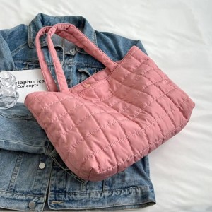 Pikowana damska torba jesienno zimowa różowa