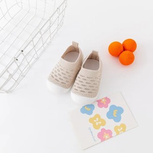 Buciki dziecięce z delikatną skarpetą z siateczki  