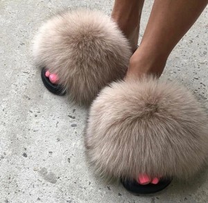 Klapki damskie z futrzaną ozdobą z przodu