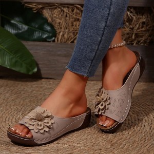 Komfortowe Klapki Damskie na Koturnie z Kwiatowym Akcentem