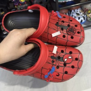 Klapki Marvel Spider-Man – Czerwone Chodaki z Przypinkami Materiał EVA Unisex