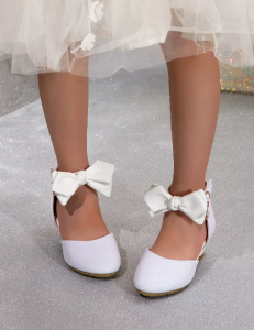 Białe Brokatowe Pantofelki Dziewczęce – Buty Komunijne z Kokardą