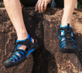 meskie-sandaly-trekkingowe-niebieskie-outdoor-letnie-stylizacja.png