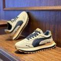 Para męskich sneakersów casualowych w kolorze jasnobeżowym i granatowym
