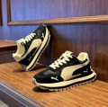 Męskie sneakersy casual czarno-kremowe na drewnianej półce profil podeszwy