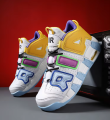 Para kolorowych sneakersów koszykarskich na czerwono-szarym tle