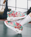 Wzorzyste wysokie buty do koszykówki Tie-Dye na nogach gracz