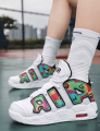 Białe wysokie buty koszykarskie z motywem graffiti sznurowane na boisku