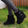 Czarne damskie botki na podwyższeniu koturna stylizacja z jeansami