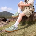Zielone buty barefoot dla dzieci w plenerze stylizacja dziecięca