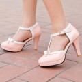 Różowo-białe czółenka retro z paskiem T-Strap i kokardką stylizacja na nogach