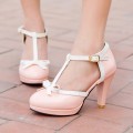 Buty damskie w stylu retro pin-up pudrowy róż z białą kokardką ujęcie z bliska